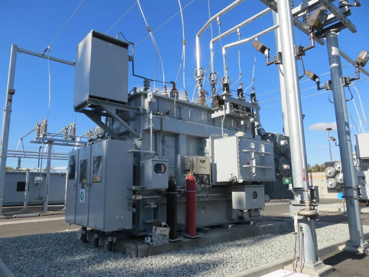 Electrical transformer substation for low voltage power distribution